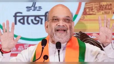 Photo : हाथ में SLR कैमरा, आंख पर काला चश्मा, तस्वीर में देखिए पीएम नरेंद्र मोदी की हुगली सैर