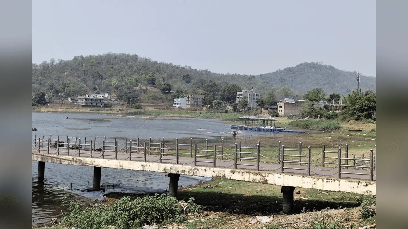 पहाड़ियों से घिरा पतरातू डैम प्रदूषण की चपेट में, पावर प्लांट और कॉलोनी की पानी सप्लाई पर भी खतरा