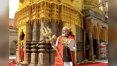 पीएम मोदी ने वाराणसी में किया 14 किलोमीटर लंबा रोड शो, काशी विश्वनाथ की पूजा-अर्चना की