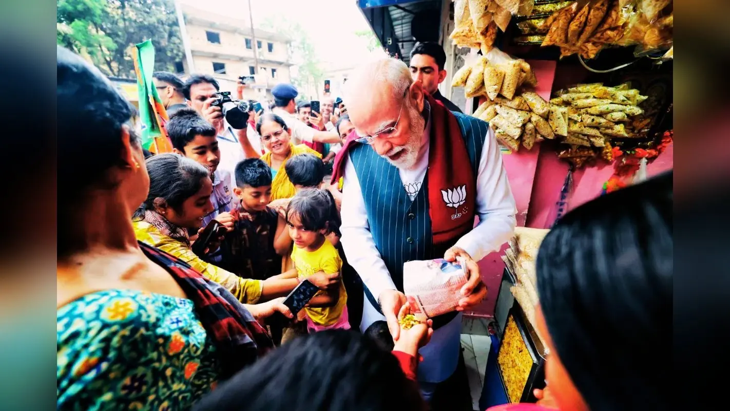 PHOTOS: झारग्राम में सड़क किनारे दुकान में झालमुड़ी खाने पहुंचे पीएम मोदी, जीता लोगों का दिल