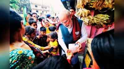 PHOTOS: झारग्राम में सड़क किनारे दुकान में झालमुड़ी खाने पहुंचे पीएम मोदी, जीता लोगों का दिल