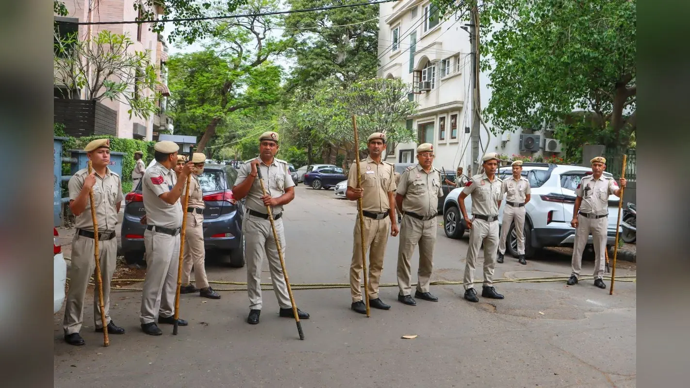 कांग्रेस नेता पवन खेड़ा के घर पुलिस की दस्तक, असम सीएम की पत्नी पर लगाए थे गंभीर आरोप