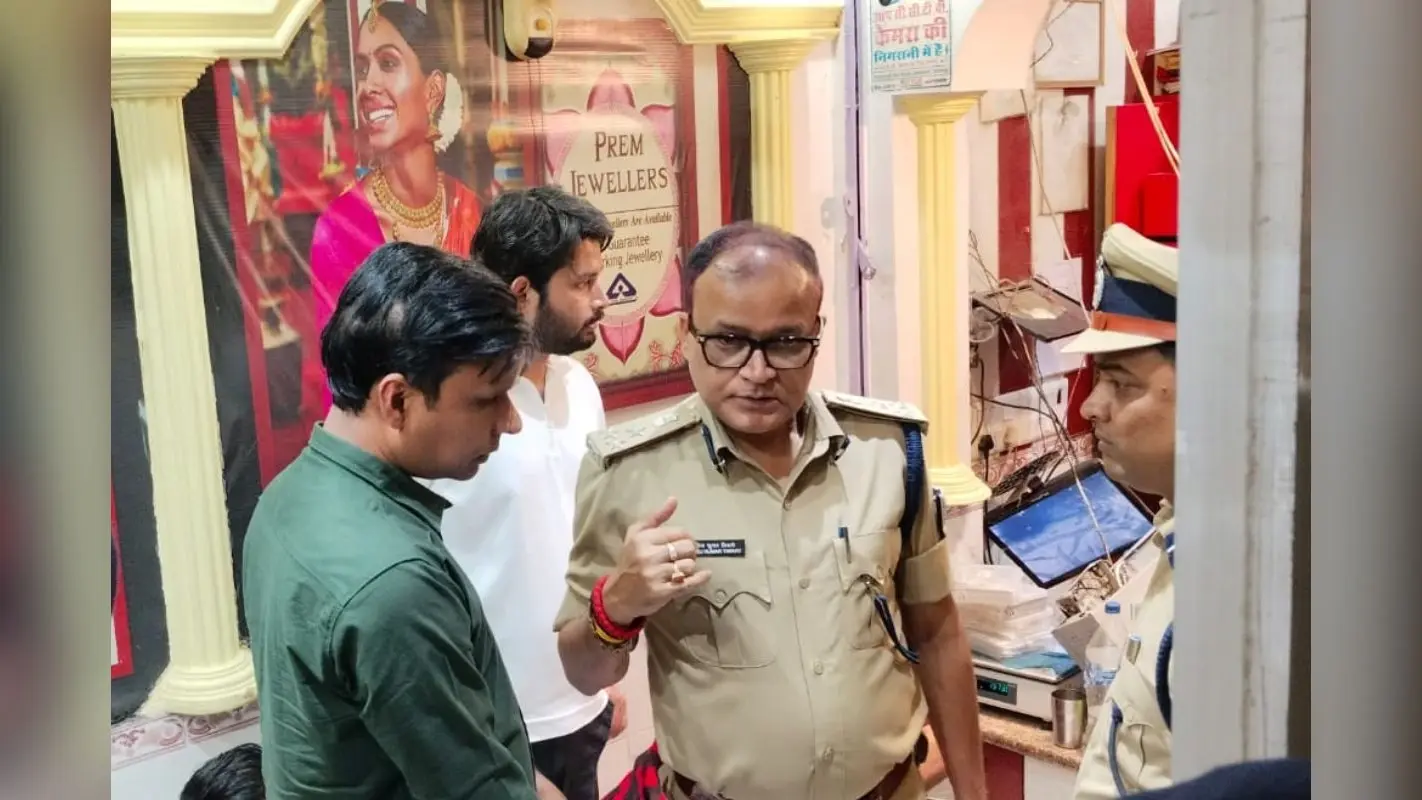 दरभंगा में दिनदहाड़े 2 करोड़ से ज्यादा की लूट, ज्वेलरी शॉप में घुसे हथियारबंद बदमाश, बोले- कुछ बोले तो ठोक देंगे