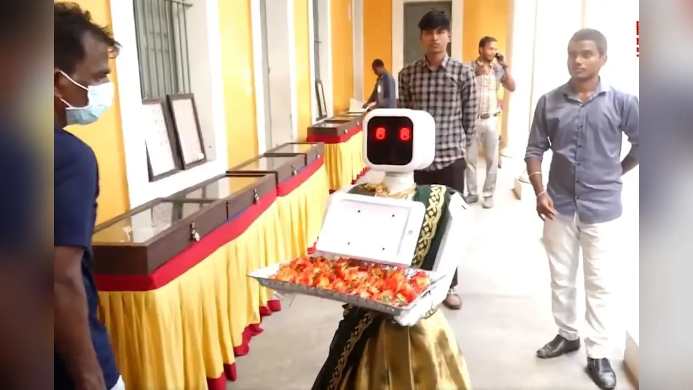पुडुचेरी में वोटरों का अनोखा स्वागत, महिला रोबोट ने किया अभिवादन, Video