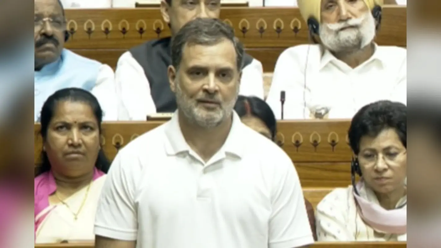राहुल गांधी ने लोकसभा में कहा-पत्नी के इनपुट पर मैं और पीएम मोदी दोनों कुछ नहीं कह पाएंगे, छूटे हंसी के फव्वारे