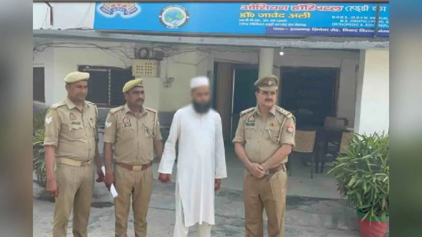 बिजी सड़क पर नमाज पढ़ना पड़ा भारी, यूपी में युवक गिरफ्तार