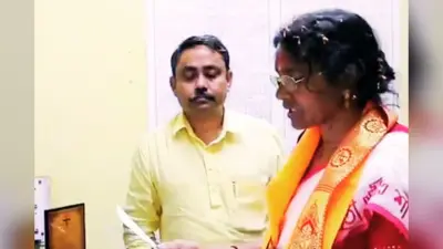 आरजी कर पीड़िता की मां के नॉमिनेशन में स्मृति ईरानी, रत्ना बोलीं- बेटी को न्याय दिलाने और TMC सरकार को उखाड़ने के लिए उतरी हूं मैदान में