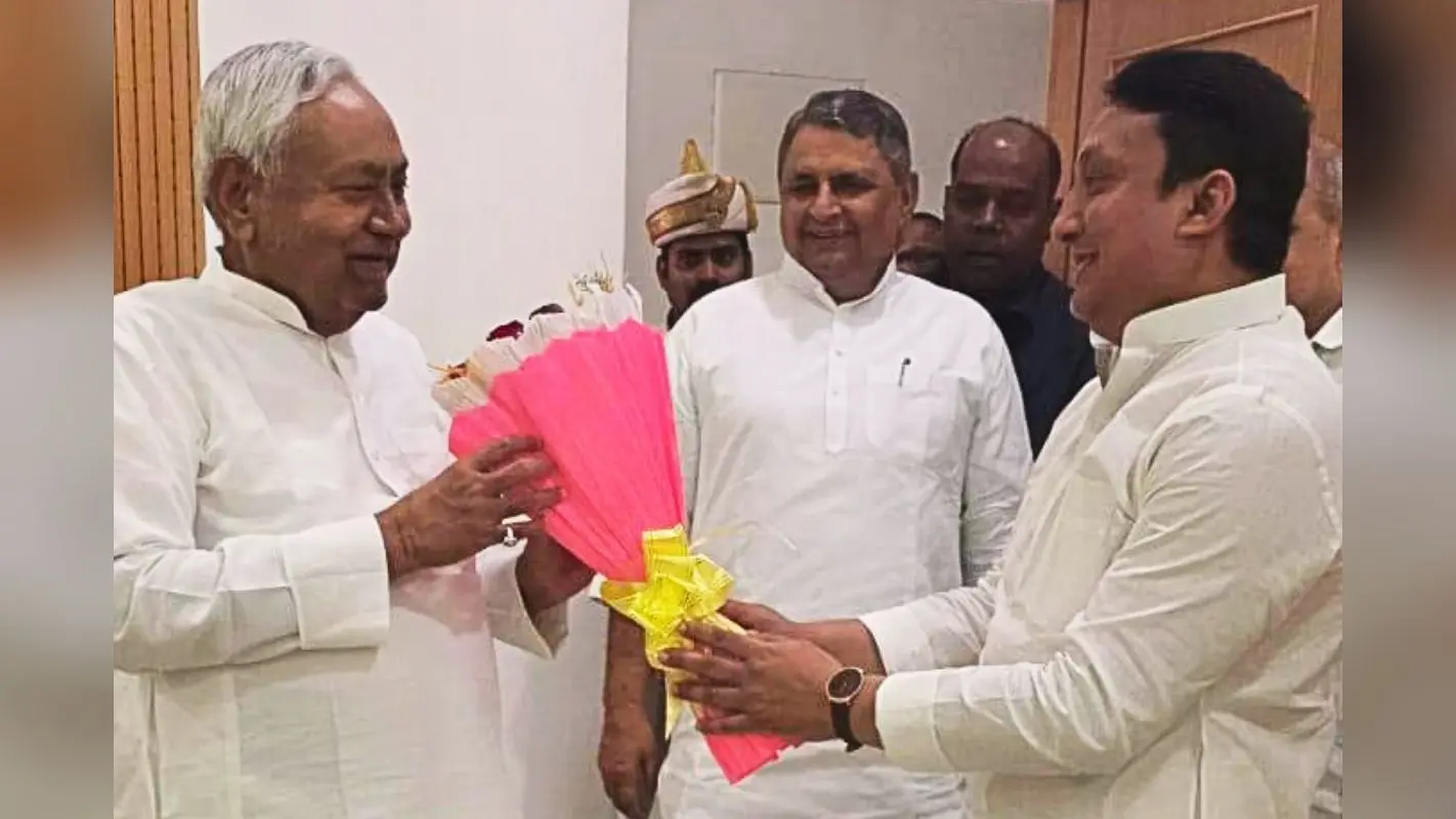 RJD विधायक फैसल रहमान ने की सीएम नीतीश से मुलाकात, सोशल मीडिया पर शेयर की तस्वीर