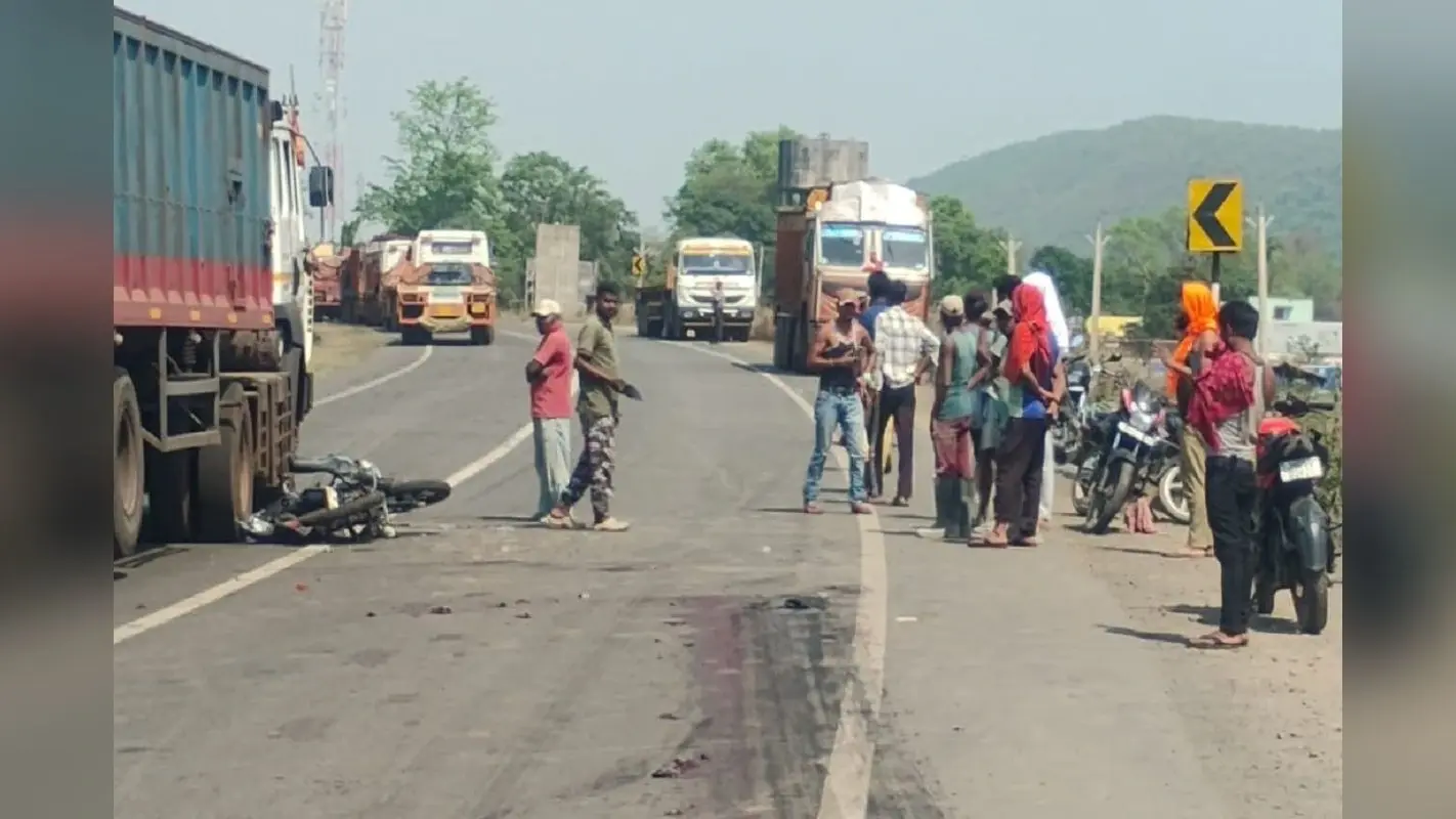 तेज रफ्तार ट्रक की चपेट में आने से चांडिल में युवक की मौत, दो गंभीर