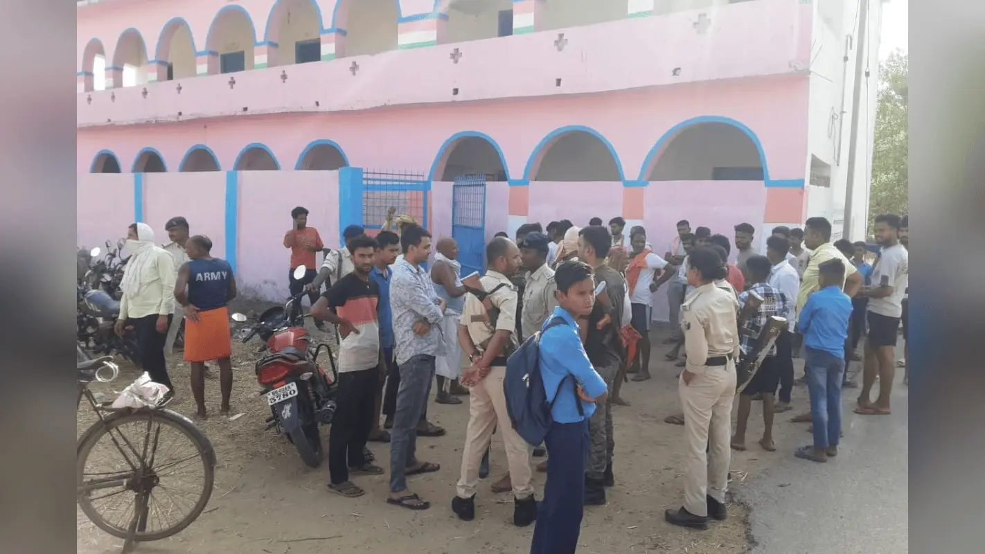 रोहतास स्कूल कांड: क्लासरूम में थैलियों में मिला मांस, प्रिंसिपल समेत 5 शिक्षक गिरफ्तार, पुलिस ने रसोइया को भी उठाया