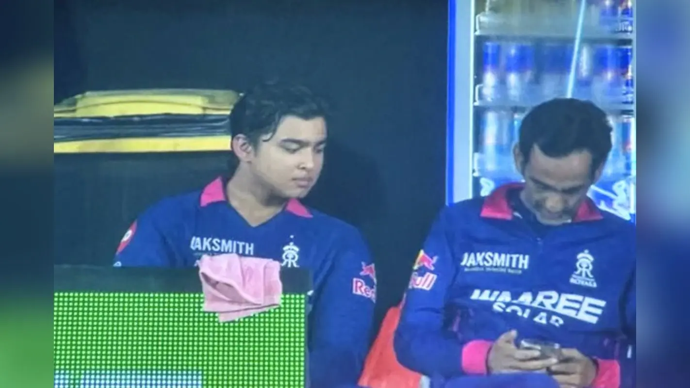 IPL 2026: डगआउट में फोन चलाना पड़ा भारी, राजस्थान रॉयल्स के मैनेजर को BCCI का नोटिस