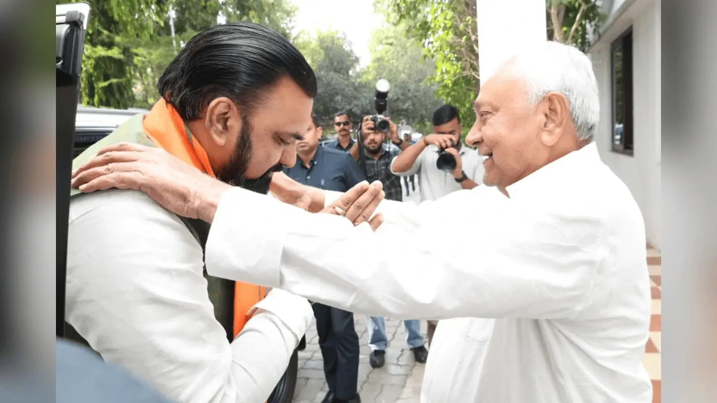 पटना लौटते ही नीतीश कुमार से मिले सीएम सम्राट चौधरी, पहली कैबिनेट मीटिंग में लिए जा सकते हैं कई बड़े फैसले