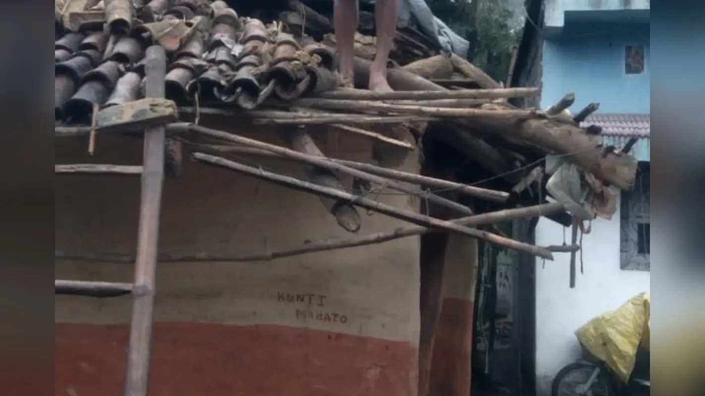 सरायकेला में गजराज का तांडव, वनघर गांव में हाथी ने तोड़े 4 घर, साल भर का अनाज एक ही दिन में कर गये चट