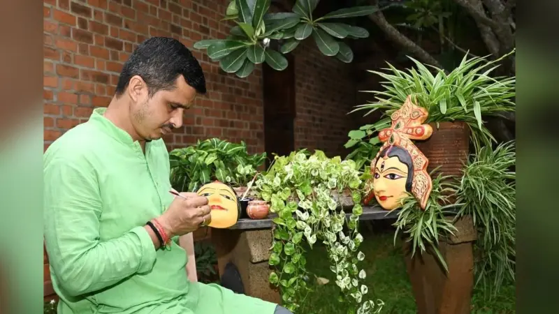 सरायकेला छऊ के मुखौटे से मिली पहचान, महापात्र परिवार पीढ़ियों से सहेज रहा विरासत
