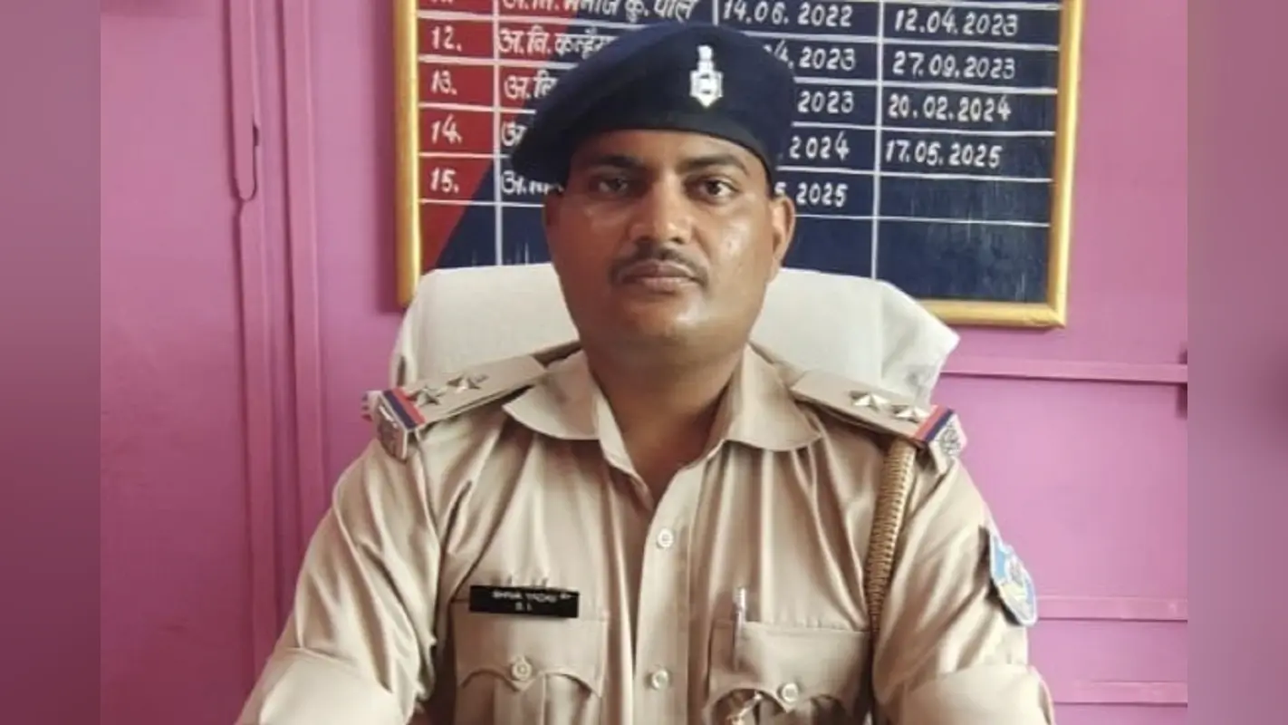 चतरा के गिद्धौर में थाना प्रभारी सहित दो जवान सस्पेंड, वीडियो वायरल होने के बाद की गई कार्रवाई