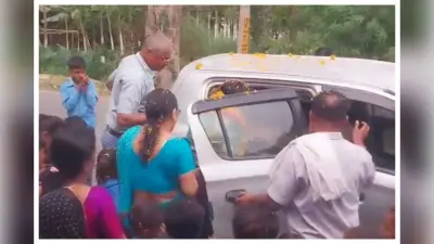Sitamarhi: 14 साल का रिश्ता टूटा, शिक्षिका मीनाक्षी प्रिया को बेटी की तरह दी गई विदाई