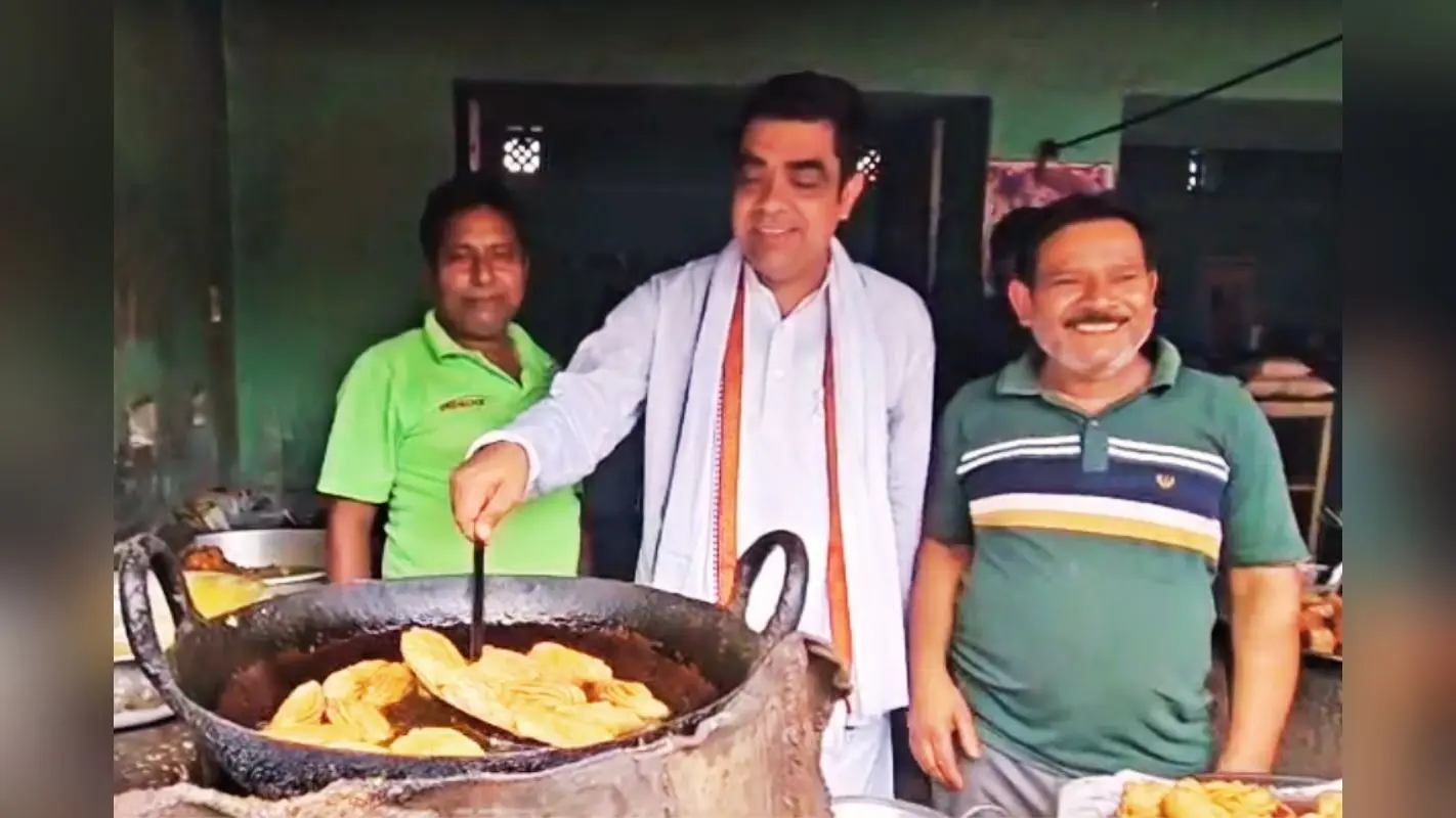 प्रचार का अनोखा अंदाज : पुरुलिया के काशीपुर में हलवाई बने टीएमसी सौमेन बेलथरिया, तला खाजा