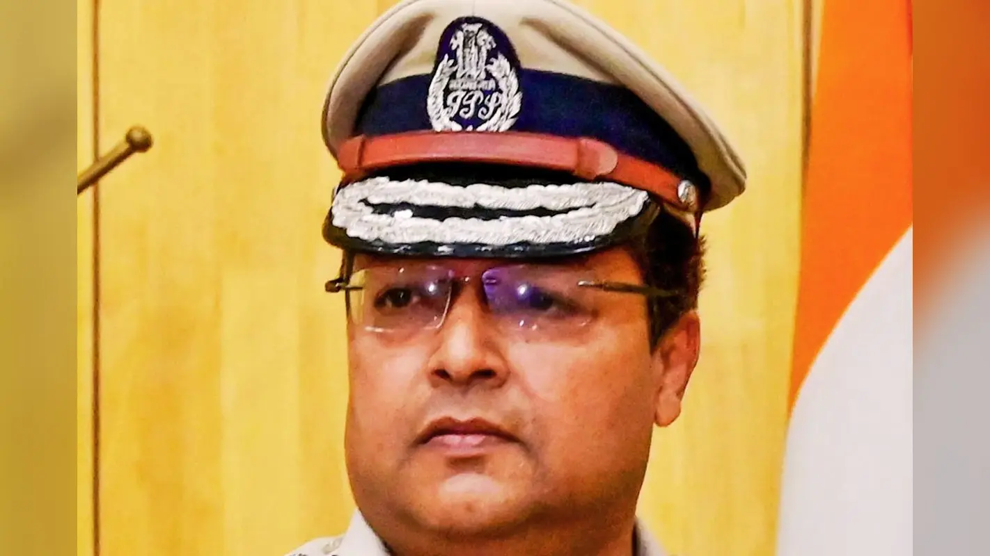 कोलकाता के पूर्व पुलिस कमिश्नर को ECI ने बनाया तमिलनाडु का ऑब्जर्वर, ममता के भरोसेमंद IPS बोले- बीमार हूं