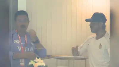 बारिश के बीच ईडन गार्डन्स में दिखे शाहरुख खान, सीईओ वेंकी मैसूर के साथ गंभीर चर्चा