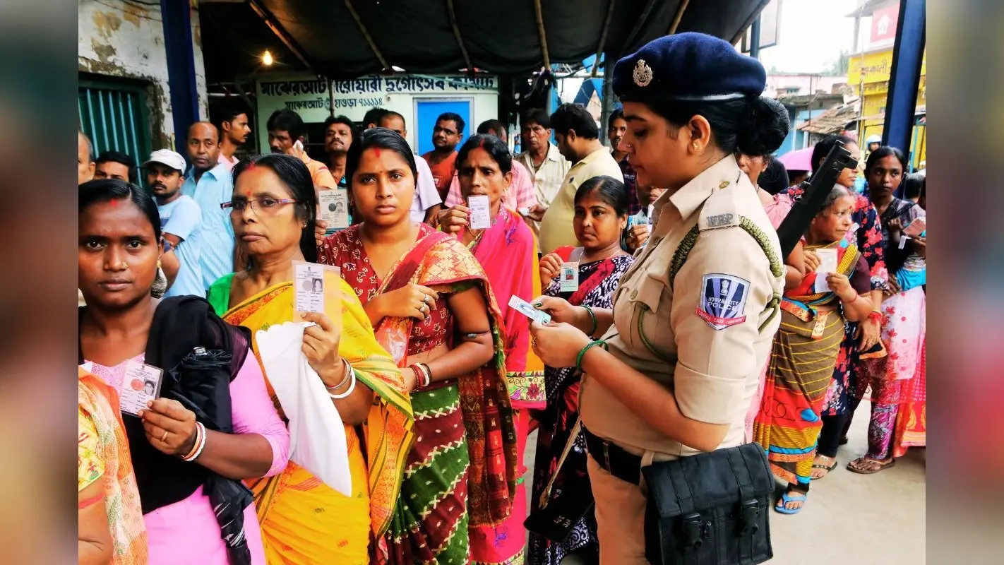 बंगाल में 77 बूथों पर फिर वोटिंग! डायमंड हार्बर और फालता में ‘जासूसी कैमरे’ मिलने से हड़कंप
