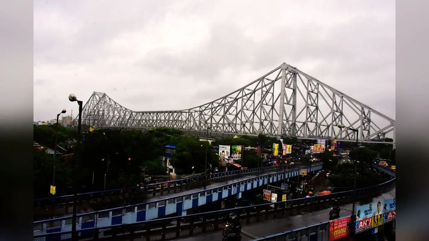 बंगाल पर भारी 72 घंटे, उत्तर से दक्षिण तक तूफान और मूसलाधार बारिश का अलर्ट, कोलकाता में पारा लुढ़का