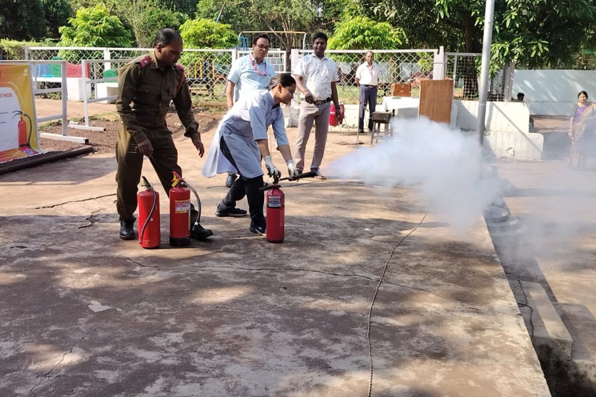 टाटा डीएवी पब्लिक स्कूल नोवामुंडी में बच्चों ने लिया अग्निशमन का प्रशिक्षण