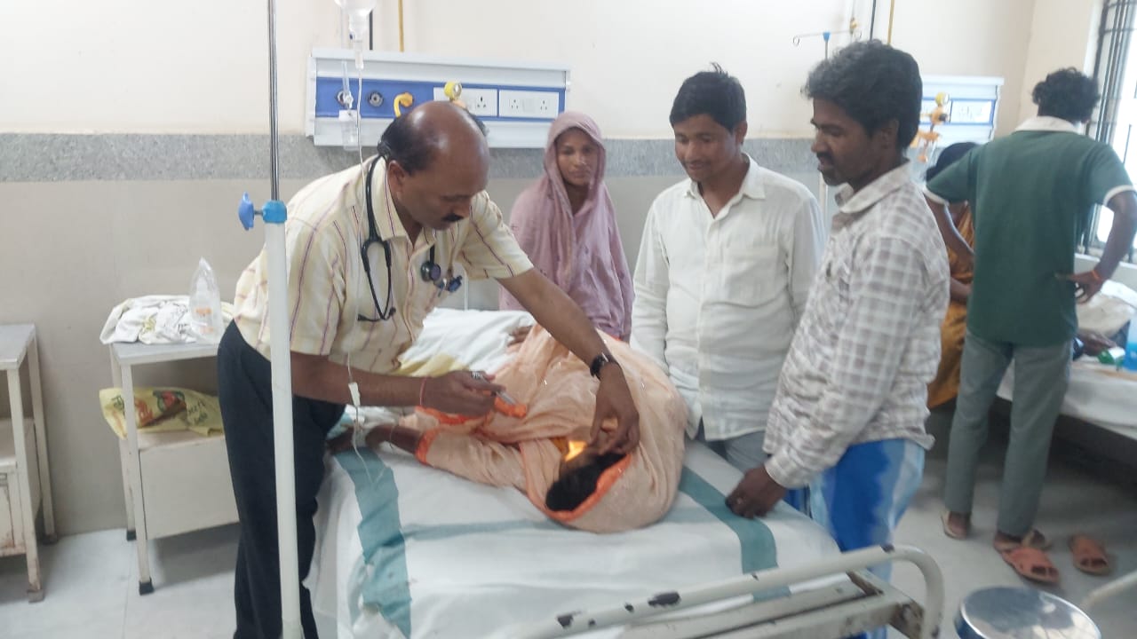 सांप काटने के बाद मृत सांप को लेकर अस्पताल पहुंचे परिजन, डॉक्टर ने बचाई युवती की जान