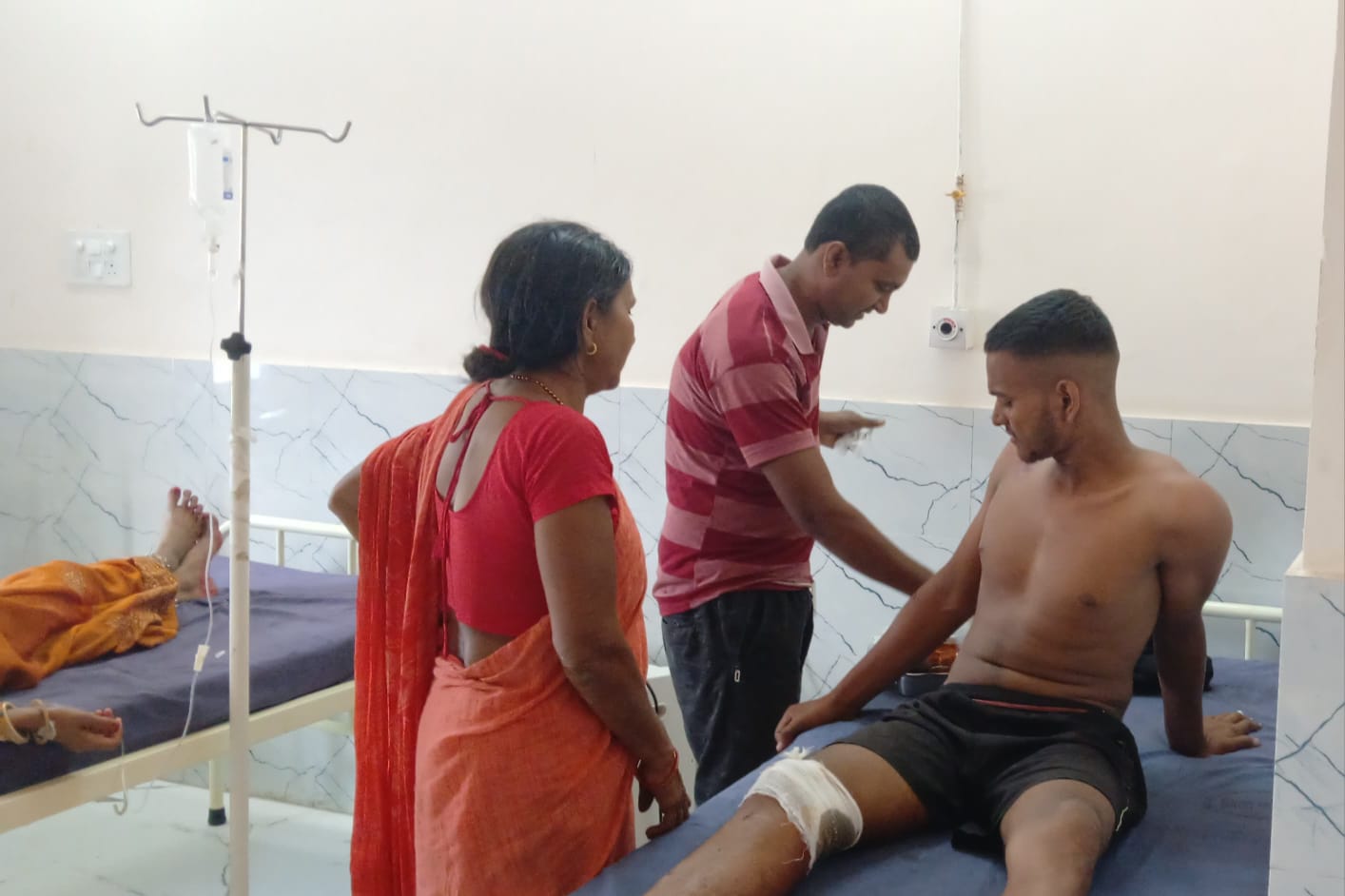 कोसी सड़क पुल पर ट्रक ने बाइक को मारी टक्कर, भाई-बहन गंभीर रूप से घायल