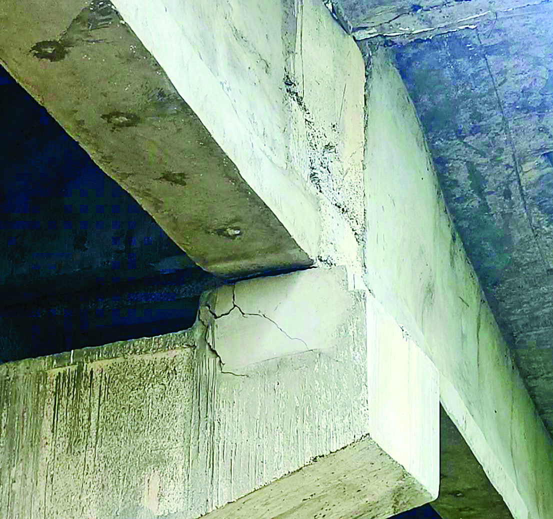 बिहार को तीन राज्यों से जोड़ने वाले बटाने दोमुहान पुल में उभरीं दरारें, भारी वाहनों के परिचालन पर लगी रोक