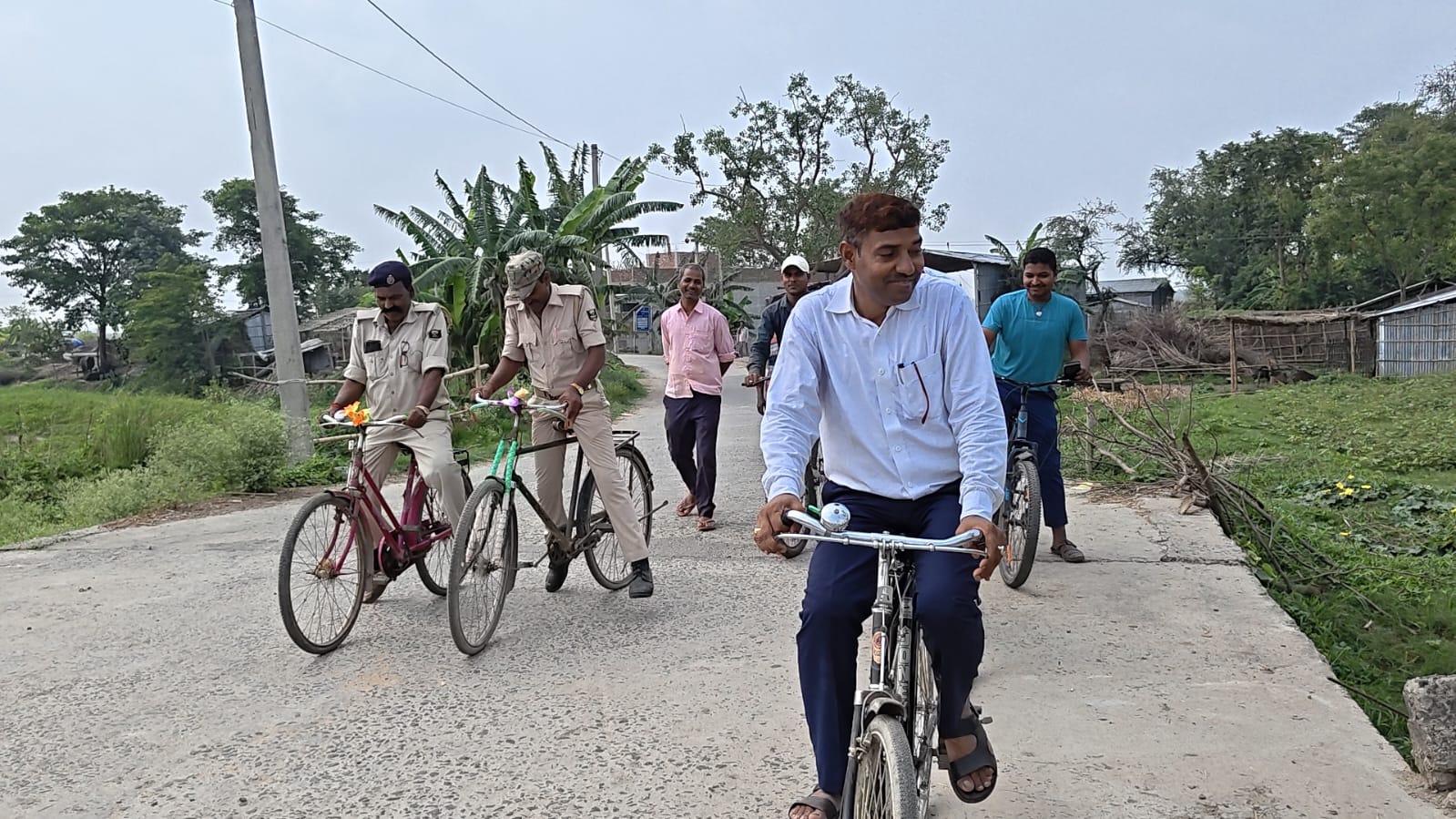 बेलदौर में ‘नो व्हीकल डे’ का असर, सीओ और जनप्रतिनिधियों ने साइकिल से किया भ्रमण