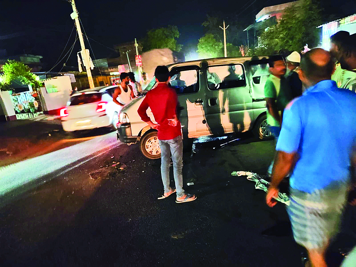 शेरघाटी में दर्दनाक हादसा: शराब तस्करों का पीछा कर रही पुलिस की स्कॉर्पियो एंबुलेंस से टकराई, बीमार बच्चे की मौत