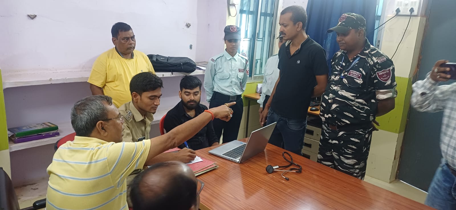 रेफरल अस्पताल में बेड से गिरा घायल बुजुर्ग, परिजनों का हंगामा
