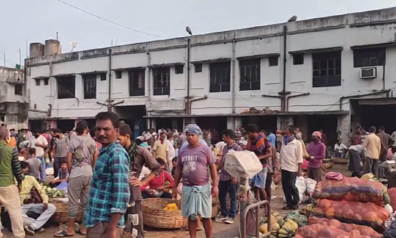 बंगाल: दुर्गापुर के सेन मार्केट में लाठीचार्ज, व्यवसायी समिति पर कब्जे के लिए दो गुटों में मारपीट