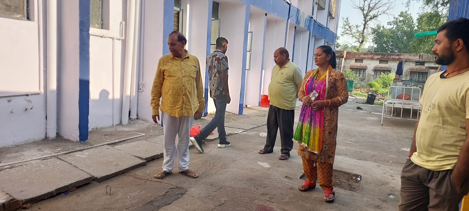 सिविल सर्जन ने किया सदर अस्पताल का औचक निरीक्षण, गंदगी देख सफाई सुपरवाइजर पर भड़के
