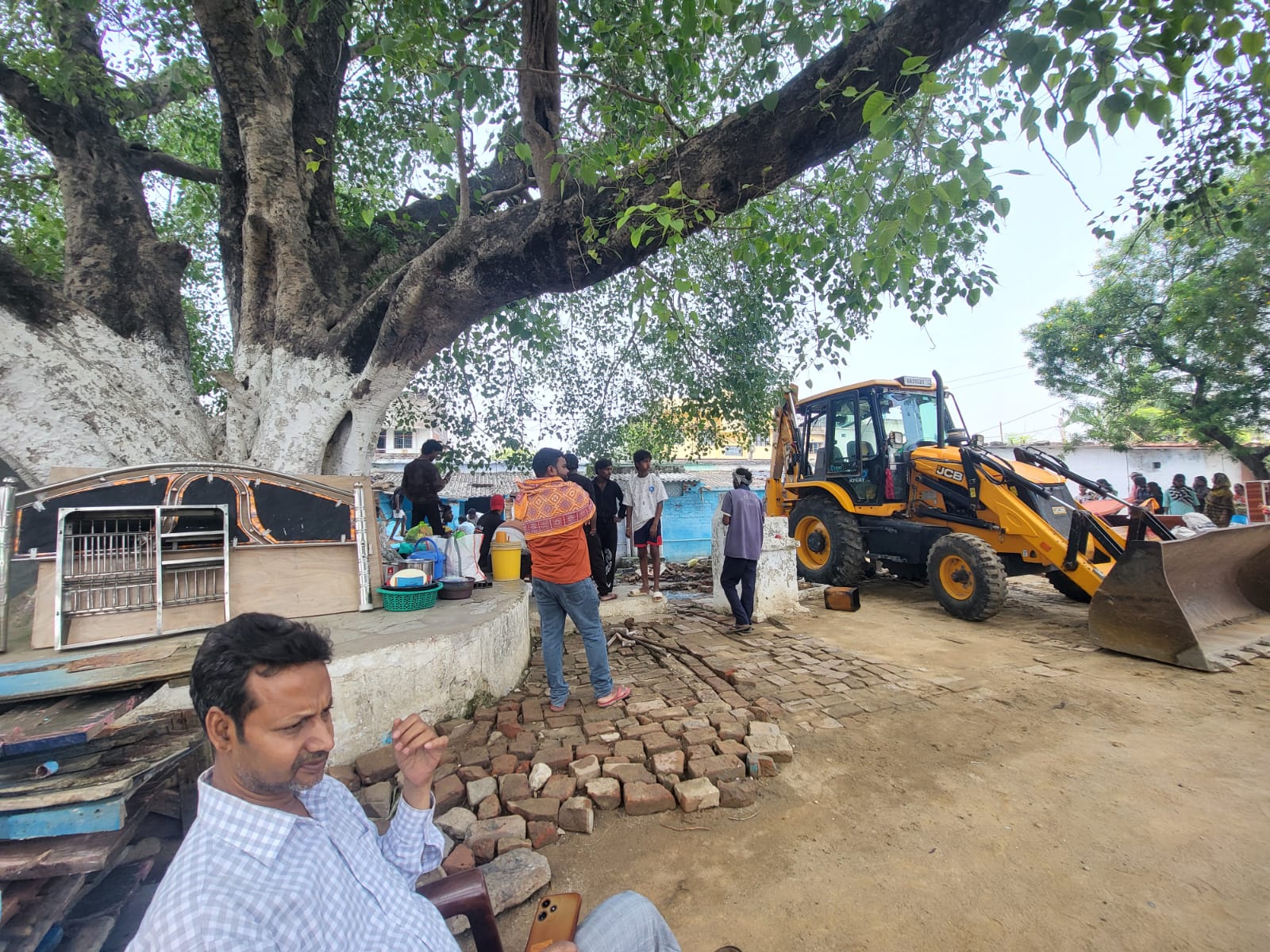 अवैध व परित्यक्त रेलवे कॉलोनी पर चला बुलडोजर