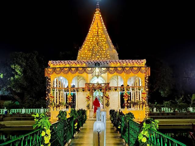 सोमवार को गोयनका शिवालय में उमड़ा आस्था का सैलाब, महादेव के दर्शन को पहुंचे सैकड़ों श्रद्धालु