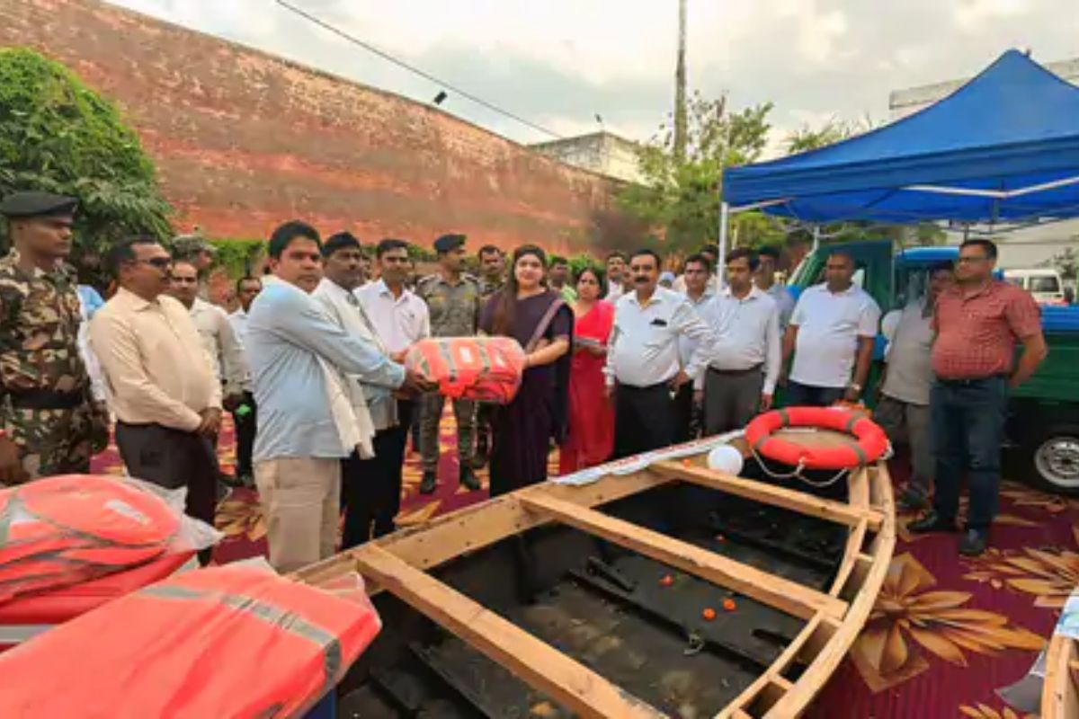 अरवल में मछुआरों को मिली सौगात, 3 को आइस बॉक्स वाहन और 15 को मिले जाल