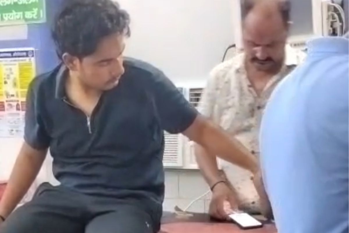 बाइक हटाने को लेकर विवाद, पिता-पुत्र के साथ मारपीट