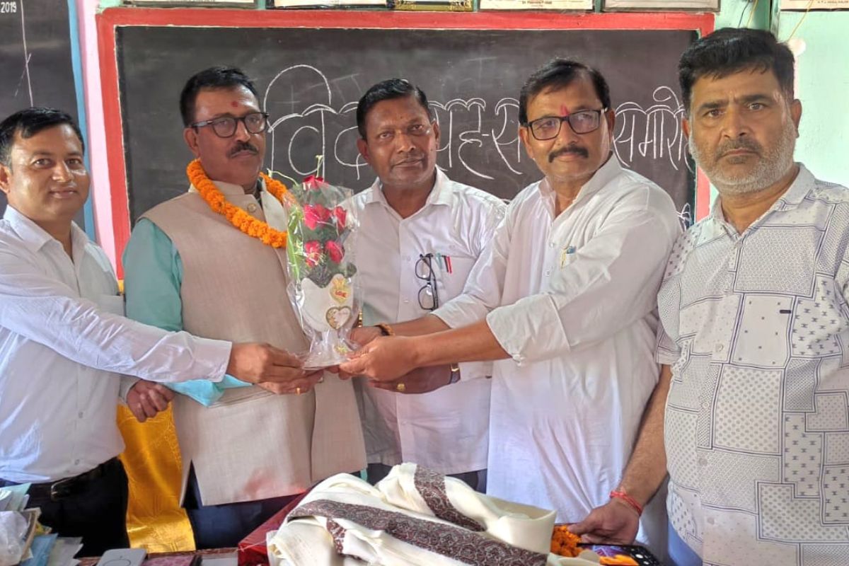 तरैया में सेवानिवृत्त BEO अजय कुमार शर्मा को शिक्षकों ने दी भावभीनी विदाई, कार्यों की हुई सराहना