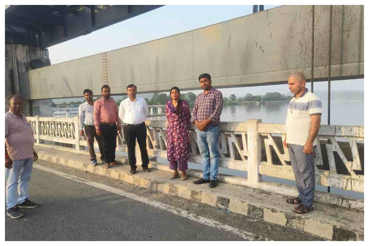 Bagaha: बाढ़ को लेकर प्रशासन अलर्ट, एसडीएम ने गंडक बराज का किया निरीक्षण