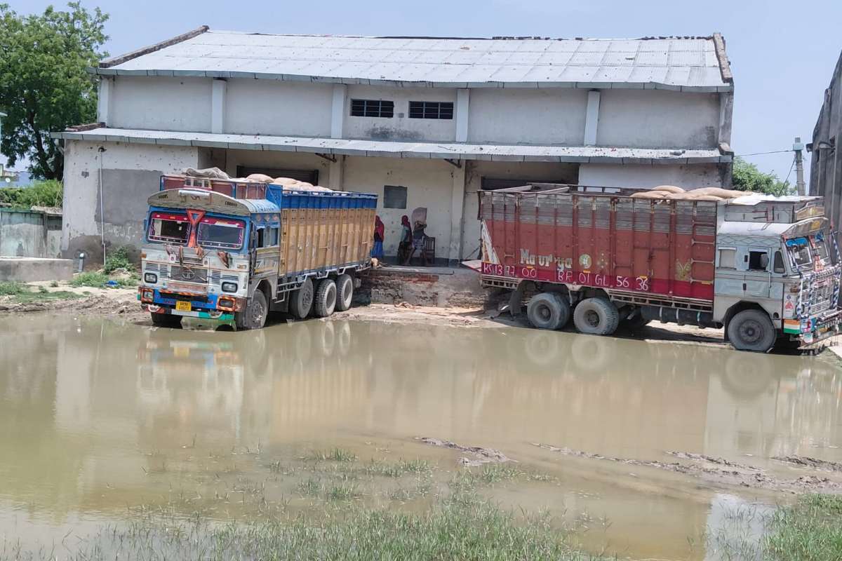 Bagaha: एसएफसी गोदाम परिसर में जलजमाव से हाहाकार, कीचड़ में फंस रहे राशन लदे वाहन