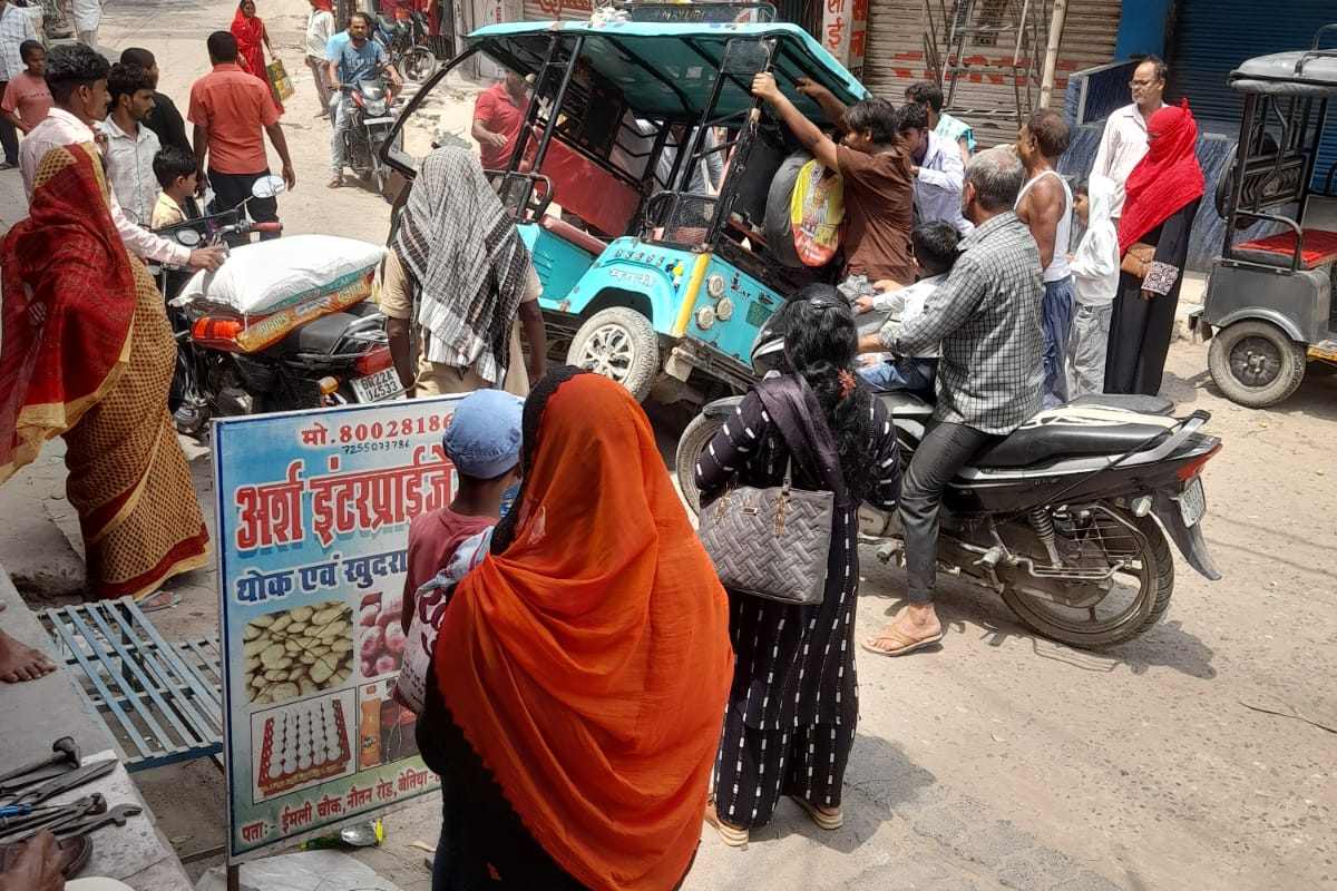 बेतिया: इमली चौक-नौतन रोड पर जानलेवा गड्ढा, अनियंत्रित होकर पलटा ई-रिक्शा
