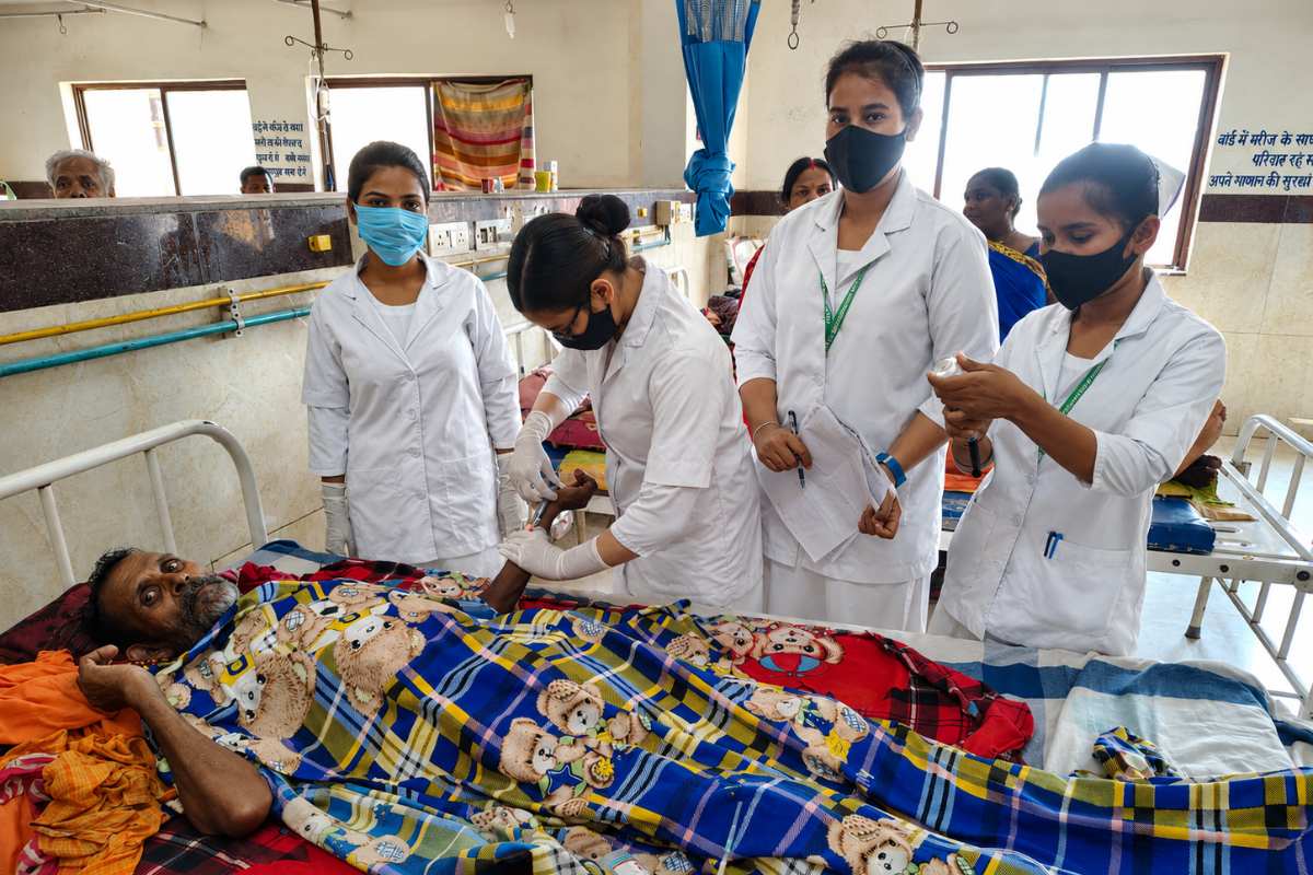 Bettiah: अंतरराष्ट्रीय नर्स दिवस पर बेतिया के डॉक्टरों ने सराहा नर्सों का निस्वार्थ सेवा भाव