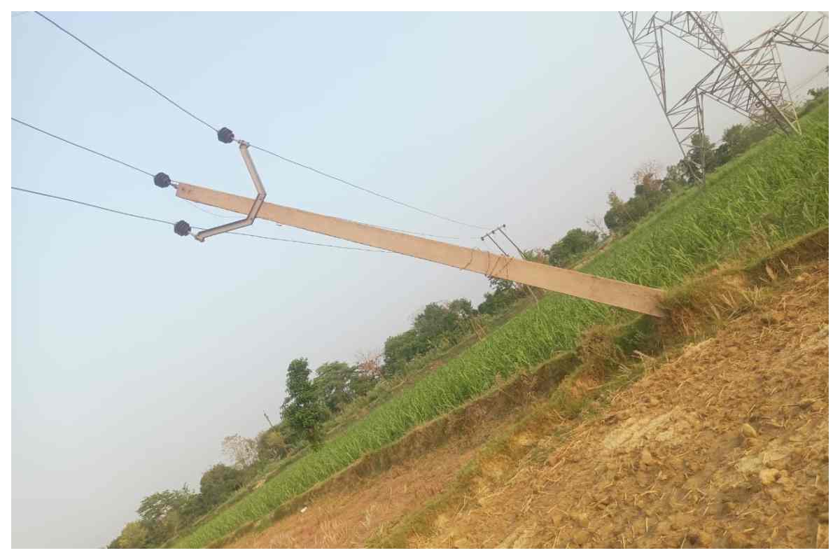 Bettiah News: हाईवे के पास बिजली विभाग की महा-लापरवाही,आंधी-पानी में कभी भी गिर सकता है भारी खंभा