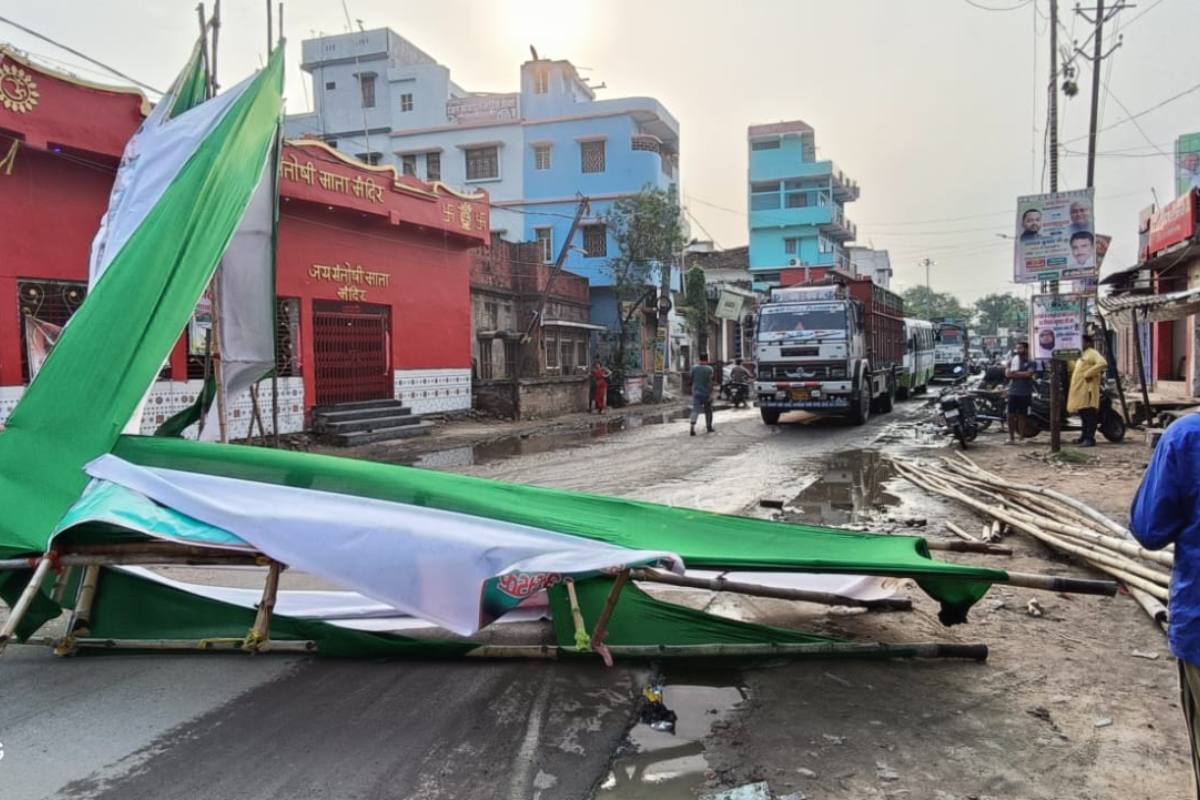बेतिया में टला बड़ा हादसा, पावर हाउस चौक पर ट्रक की टक्कर से गिरा विशाल तोरण द्वार
