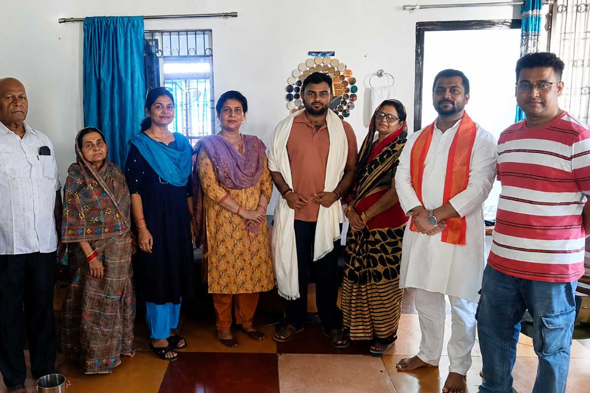 Bagaha: रामनगर के सौरभ बने स्टेशन मास्टर, नगर परिषद ने किया सम्मानित