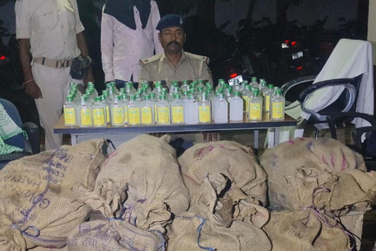 Bettiah: सिकटा में 714 बोतल नेपाली शराब जब्त, पुलिस की बड़ी कार्रवाई