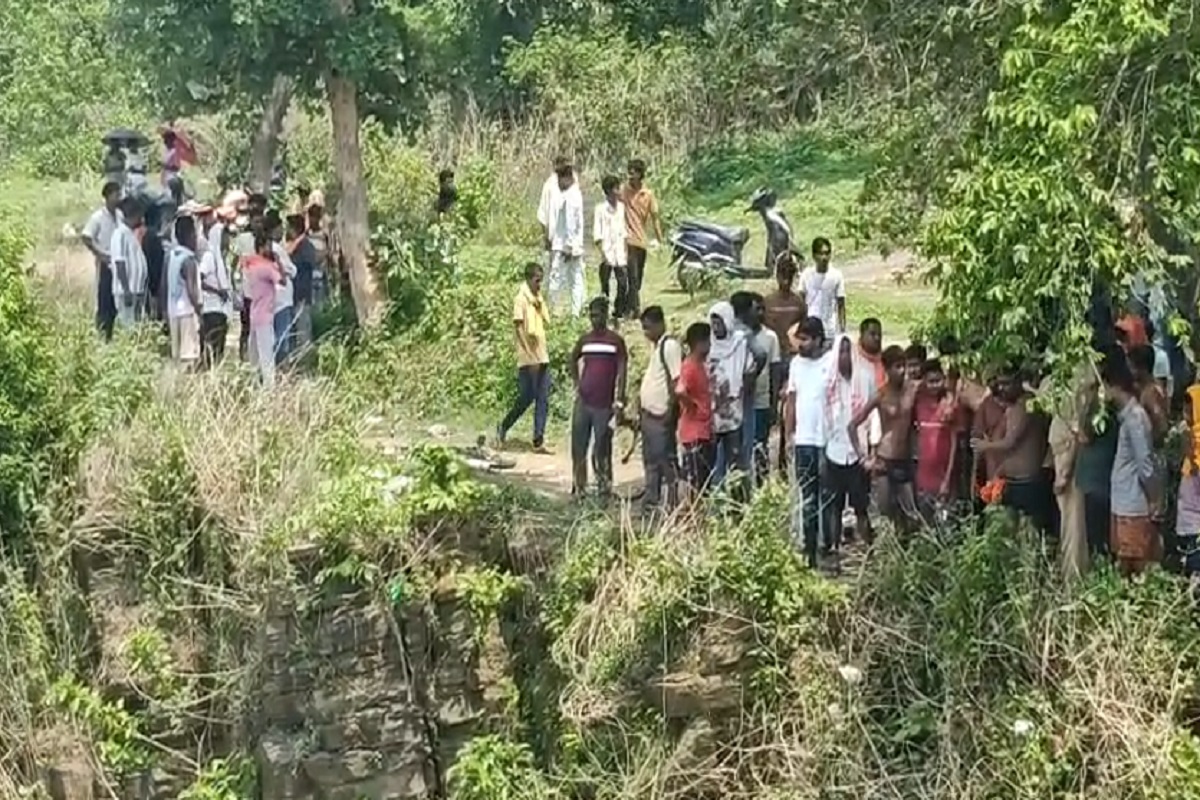 दामोदर नदी में नहाने गए दो छात्र डूबे, एक का शव बरामद, दूसरे की तलाश जारी