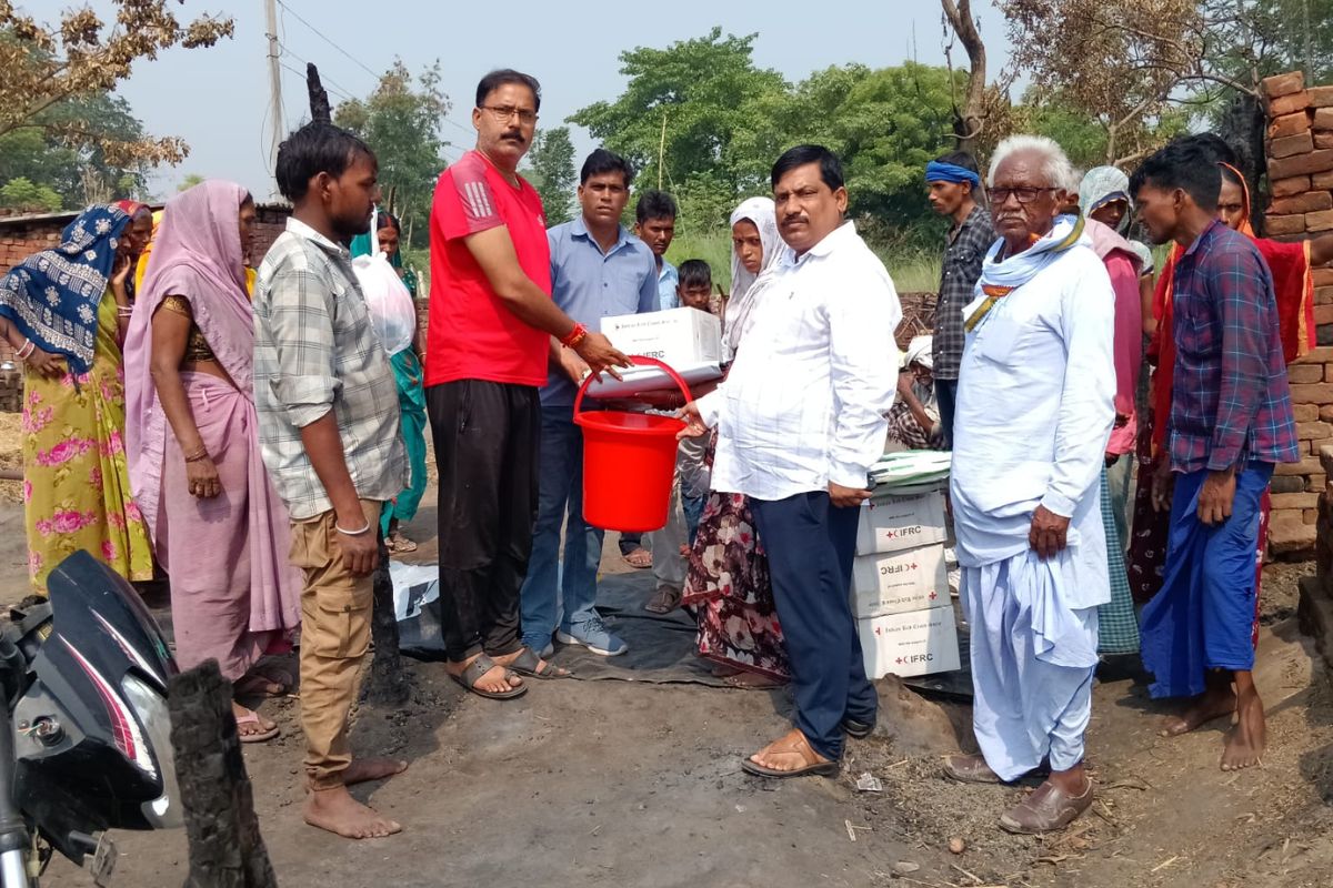 Buxar News : रेड क्रॉस ने अग्निपीड़ितों के बीच बांटी राहत सामग्री, ग्रामीणों को सिखाए आग से बचाव के गुर