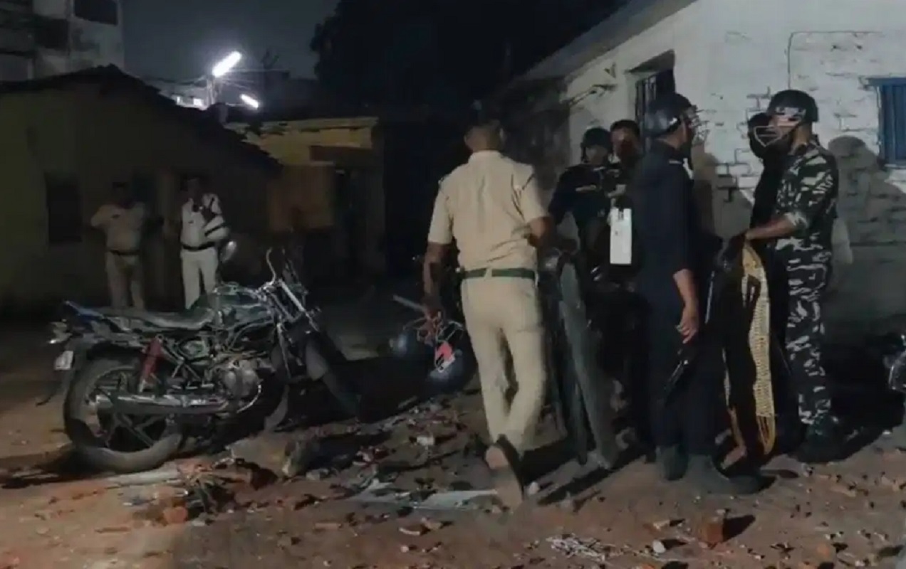 बंगाल: आसनसोल में लाउडस्पीकर को लेकर हंगामा, उपद्रवियों ने चौकी पर किया तोड़फोड़